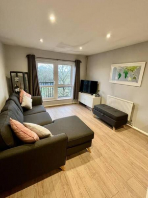 Immaculate 2 bed flat with free parking!